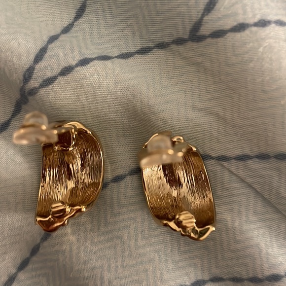 SOLD Vintage gold plated clip on earrings - Picture 8 of 9